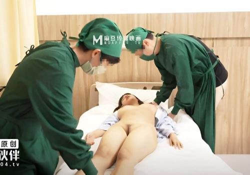 Poster of Hai bác sĩ gây mê thay phiên đụ em teen không ngừng